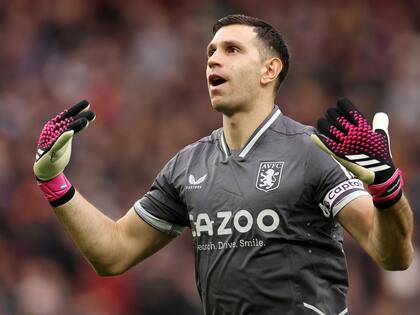 Emiliano Martnez defender el arco de Aston Villa en el choque con Tottenham Hotspur.