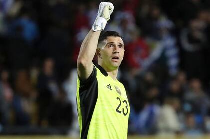 Emiliano Martinez defendiendo el arco en la victoria frente a Uruguay por las Eliminatorias rumbo al Mundial de Qatar 2022. (Photo by Raul MARTINEZ / POOL / AFP)