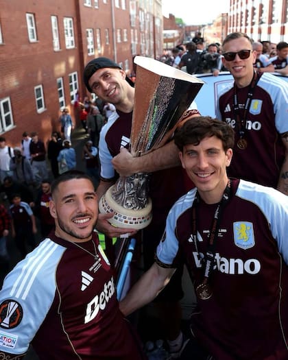 Emiliano Martínez, durante los festejos de Aston Villa por la conquista de la Europa League, con el dedo anular derecho inmovilizado.