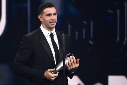Emiliano Martinez, emocionado, en la entrega de los premios The Best