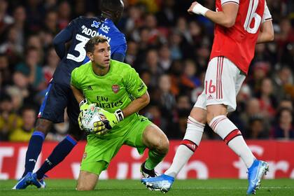 Emiliano Martínez en acción: el arquero de Arsenal jugó esta semana para su equipo en la Copa de la Liga.