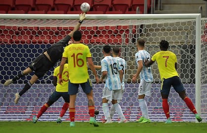 Emiliano Martínez intenta desviar el remate durante el partido que disputan Argentina y Colombia por la Copa América 2021