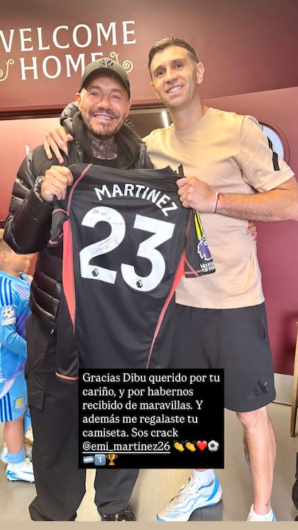 Emiliano Martínez le obsequió su camiseta del Aston Villa a Marcelo Tinelli