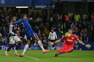 Dibu Martínez le ganó a Enzo Fernández: de 0-1 a 2-1 con grandes atajadas, polémicas y un gol insólito