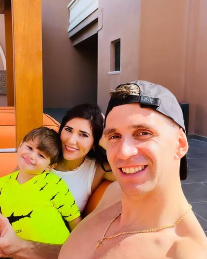 Emiliano Martínez, Mandinha y su hijo Santiago