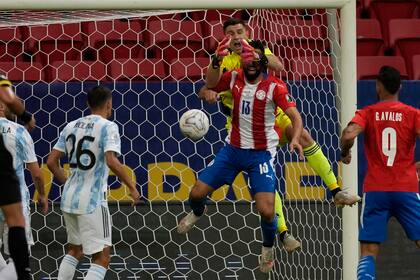 Emiliano Martínez pelea por una pelota aérea con Alberto Espinola, en uno de los tantos intentos de Paraguay