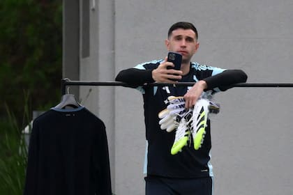 Emiliano Martínez podría dejar Aston Villa tras la Copa del MUndo y su futuro estaría en Italia. (Photo by Luis ROBAYO / AFP)