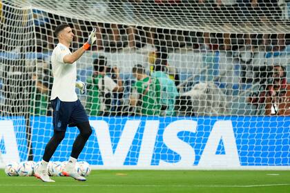 Emiliano Martínez realiza el calentamiento con la selección argentina antes del duelo de octavos de final contra Australia