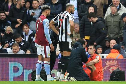 Emiliano Martinez recibe la atención médica en el partido con Newcastle. Fue hace una semana. Debió salir, pero fue sólo un susto