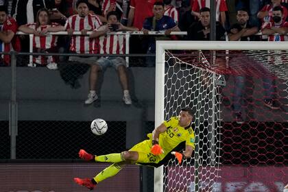 Emiliano Martinez salvó a la Argentina con un par de buenas intervenciones (AP Photo/ Jorge Saenz)