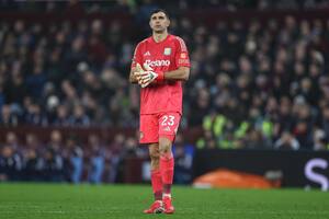 Dibu Martínez se lesionó antes del partido de Aston Villa y activa una alarma para Scaloni