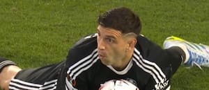 La impresionante atajada de Dibu Martínez en la semifinal de Europa League que no alcanzó para Aston Villa