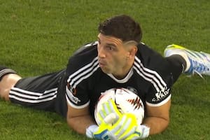 La impresionante atajada de Dibu Martínez que salva a Aston Villa en una semifinal de Europa League