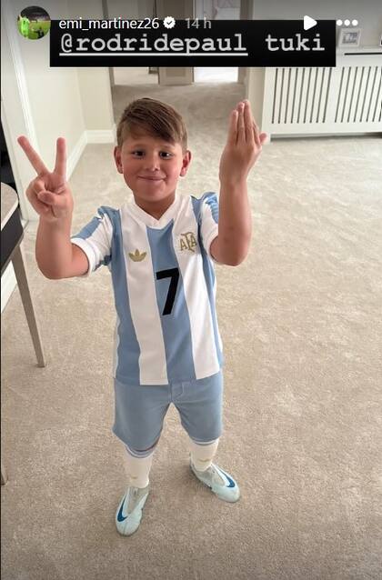 Emiliano Martínez subió una foto de su hijo Santiago y etiquetó a De Paul