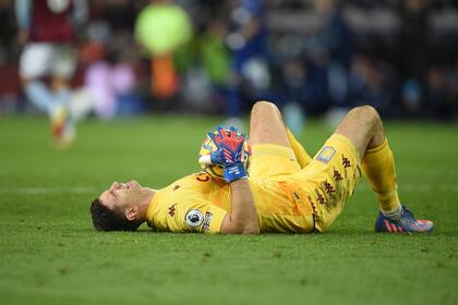 Emiliano Martínez sufrió la caída de Aston Villa
