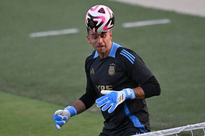 Emiliano Martínez, también de cabeza