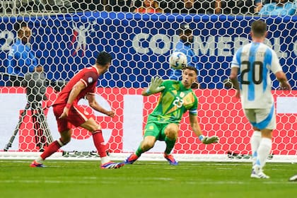 Emiliano Martínez tapa la ocasión de gol más clara para Canadá