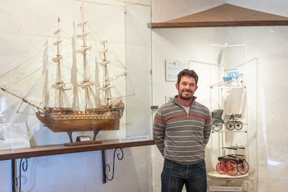 Emiliano Miralpeix posa con la réplica de su galeón