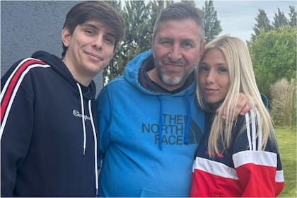Emiliano Pinsón junto a Valentín y Victoria, dos de sus tres hijos