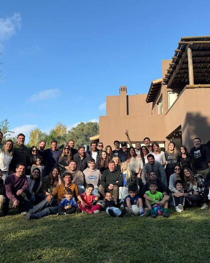 Emiliano Pinsón organizó un almuerzo para despedirse de sus amigos antes de irse a España (Foto: Instagram @lucianarubinska)