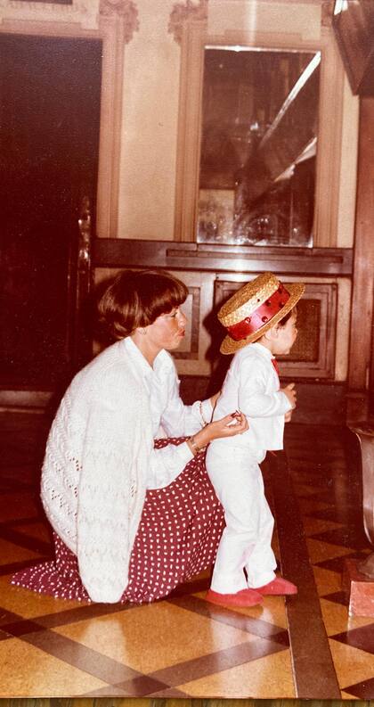 Emiliano Rella, en un acto escolar, junto a su madre