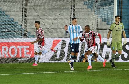 Emiliano Rigoni festeja la apertura del marcador durante el partido de Copa Libertadores que disputan Racing Club y San Pablo