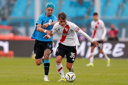 Emiliano Rigoni persigue a Joaquín Freitas durante la final del torneo Apertura en Córdoba