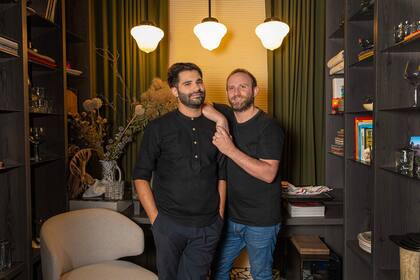 Emiliano Román y Daian Seldes en la biblioteca. El lugar es el resultado de su trabajo conjunto como interiorista uno y arquitecto el otro.