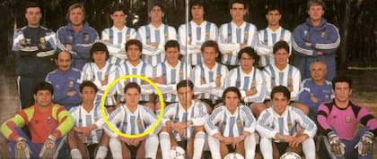 Emiliano Romay, ubicado tercero de izquierda a derecha en la hilera de abajo, formó parte del seleccionado argentino sub 17 que participó del Mundial de Japón en 1993