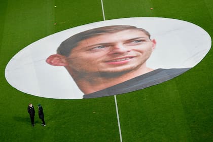 Emiliano Sala en el centro del estadio de Nantes
