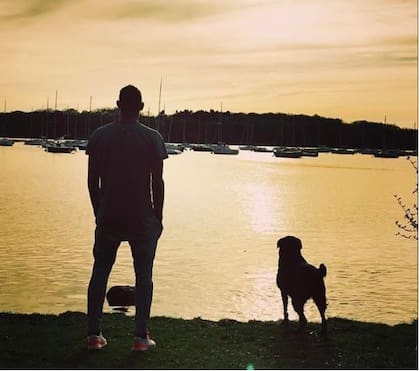 Emiliano Sala y Nala en uno de sus tantos paseos juntos