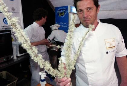 Emiliano Schobert con los líquenes que llevará a Francia