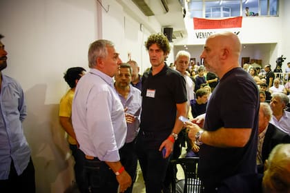 Emiliano Yacobitti (derecha), Martín Lousteau y Gerardo Morales (izquierda), durante el plenario de delegados de la UCR para renovar autoridades