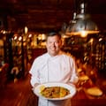 Símbolo gastronómico de la argentinidad, lo ofrecen bodegones y restaurantes con estrella Michelin