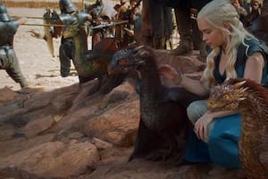 Emilie Clarke como Daenerys, y sus criaturas