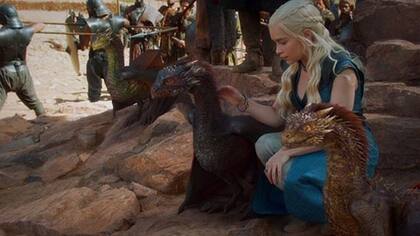 Emilie Clarke como Daenerys, y sus criaturas