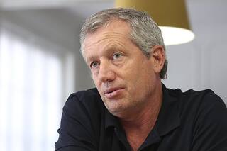 Por un detalle, los afiches de Emilio Monzó se viralizaron en redes