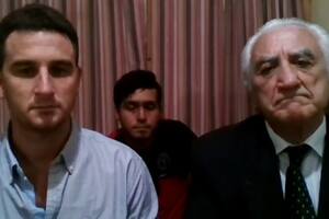 Emilio Agú y su padre Hernán, exdiputado provincial y productor en la audiencia de imputación; atrás el peón Leonardo Fabio Balzaretti