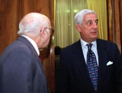 Emilio Cárdenas y, de espaldas, Albino Gómez, vocero de Cavallo