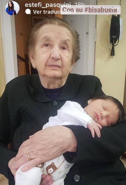 Emilio Cormillot, en brazos de su bisabuela