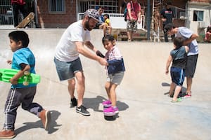 Se enfrenta a los narcos y a los punteros para enseñar skate en la Villa 31