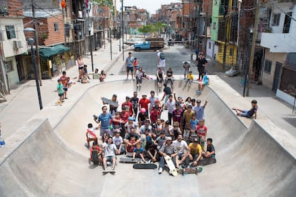 Emilio da clases en el "bowl", la pista de skate con forma de piscina construida en el corazón del Barrio 31. Tiene más de 60 alumnos.