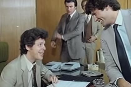 Alberto Martín, al fondo, observa un diálogo entre Emilio Disi y Carlos Andrés Calvo en la película inspirada en el éxito televisivo Los hijos de López