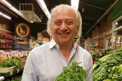 Emilio eligiendo la mejor materia prima para su restaurante