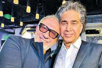 Emilio Estefan y el "Puma" Rodriguez, durante el cumpleaños del cantante venezolano