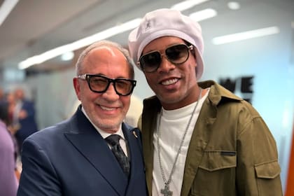 Emilio Estefan y Ronaldinho previo a la inauguración del Mundial de Clubes. Foto: emilioestefanjr