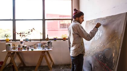 Emilio Fatuzzo aprende de cada pintor que se cruza en el espacio común