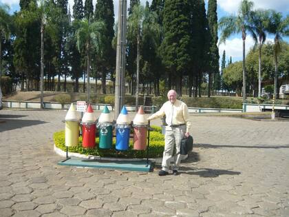 Emilio, feliz, en la visita a la fábrica de Faber-Castell. Allí, los tachos de basura tienen forma de lápices.