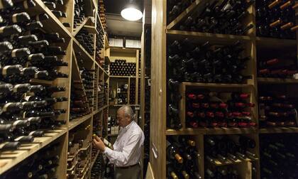 Emilio Garip en la cava de guarda del restaurante Oviedo, uno de los pocos en los que se puede probar oportos por copa
