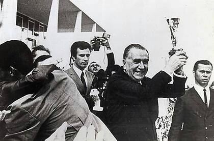 Emílio Garrastazu Médici, dictador de Brasil, con la Copa Mundial en 1970